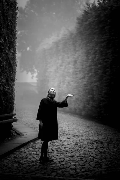 Femme Manteau Dans Ancien Jardin Public Dans Épais Brouillard Photo — Photo