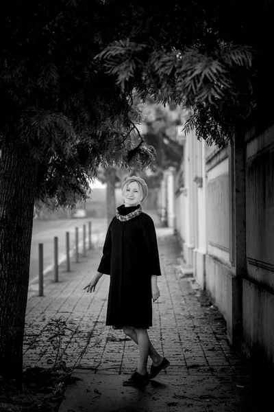 Sonbahar Montu Giymiş Bir Kadın Kaldırımda Duruyor Siyah Beyaz Fotoğraf — Stok fotoğraf
