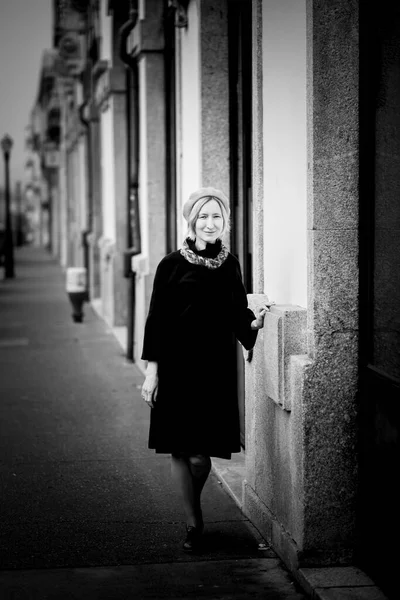 歩道に女性が立っている 白黒写真 — ストック写真
