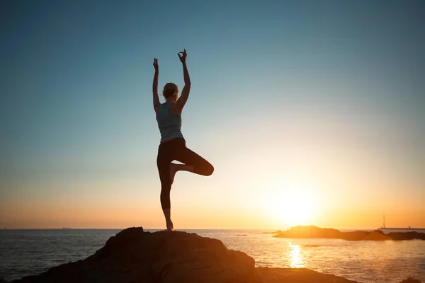 Una Donna Che Yoga Medita Sulla Spiaggia Durante Tramonto — Foto Stock