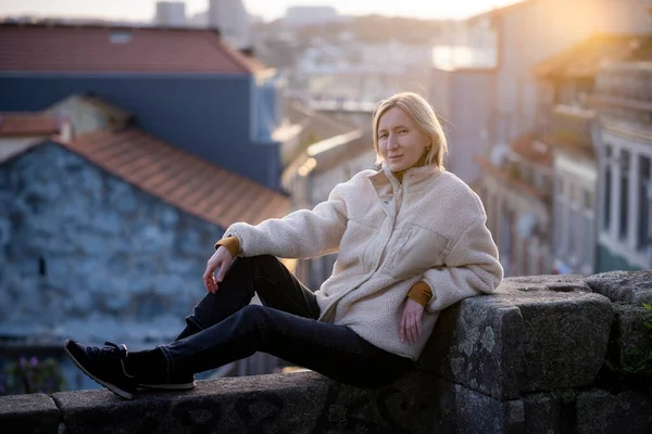 Een Vrouwelijke Toerist Poseert Een Stenen Muur Tijdens Zonsondergang Porto — Stockfoto