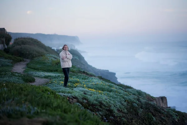 Eine Frau Trifft Den Sonnenaufgang Der Küste Des Atlantiks Sintra — Stockfoto