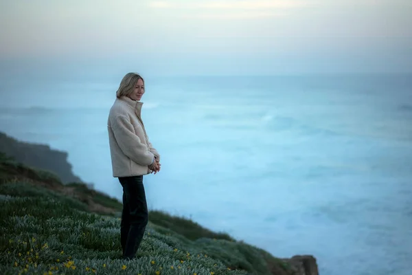 Woman Meets Sunrise Coast Atlantic Ocean — Stock Photo, Image