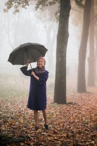 Μια Γυναίκα Μια Ομπρέλα Στέκεται Στο Πάρκο Ομιχλώδη Καιρό — Φωτογραφία Αρχείου