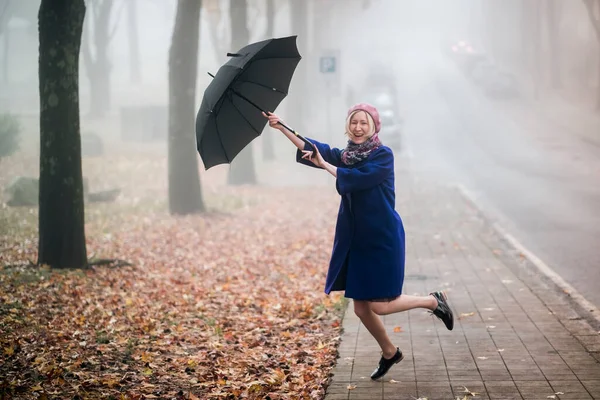 Uma Mulher Alegre Com Guarda Chuva Tempo Nebuloso — Fotografia de Stock