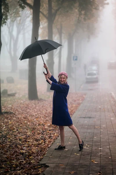 Uma Mulher Engraçada Alegre Com Guarda Chuva Tempo Nebuloso — Fotografia de Stock