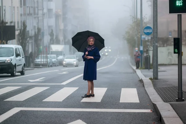 Žena Kabátě Deštníkem Stojí Cesty Mlze — Stock fotografie