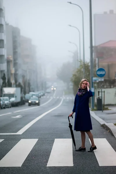 Hava Bulutluyken Yaya Geçidinde Şemsiyesi Olan Bir Kadın — Stok fotoğraf