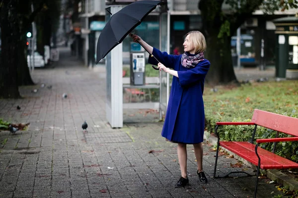 Une Femme Ouvre Parapluie Dans Rue Ville — Photo