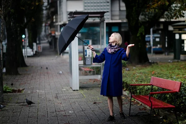 Kvinna Med Paraply Gatan Stan — Stockfoto