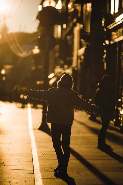 Uma Mulher Fica Rua Fundo Luz Durante Pôr Sol Dourado — Fotografia de Stock