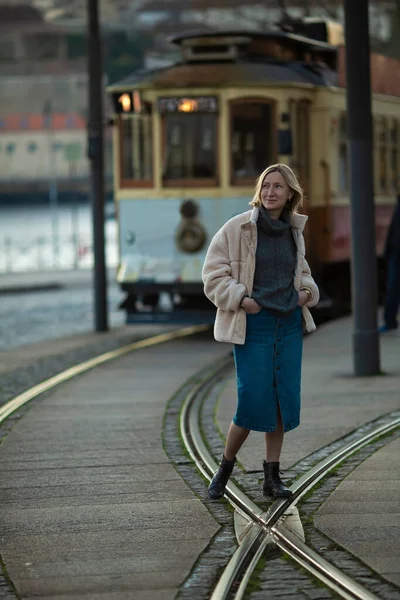 Eine Frau Steht Neben Einer Historischen Straßenbahn — Stockfoto