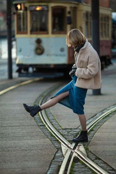 Una Mujer Parada Cerca Tranvía Vintage — Foto de Stock