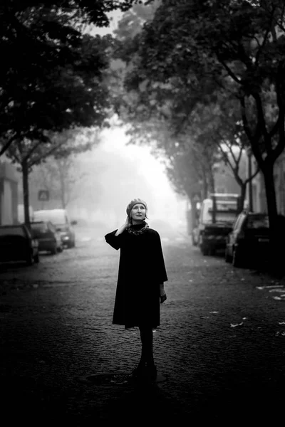 Стильна Жінка Осінньому Пальто Стоїть Вулиці Затьмареному Ранковим Туманом Чорно — стокове фото