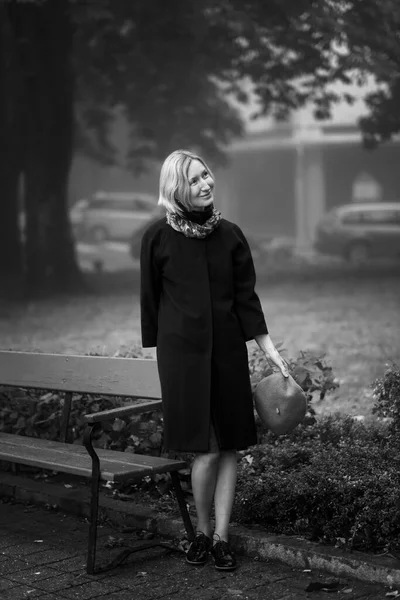 Eine Frau Mantel Steht Neben Einer Parkbank Schwarz Weiß Foto — Stockfoto