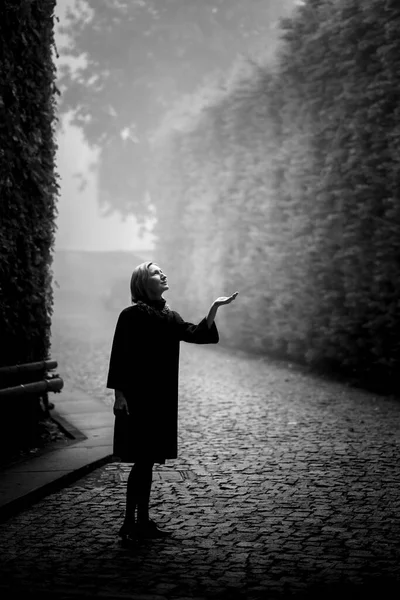 Une Femme Dans Ancien Parc Dans Brouillard Mystique Photo Noir — Photo