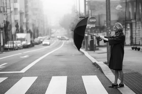 Egy Kinyitja Esernyőjét Miközben Átkel Úton Ködben Fekete Fehér Fénykép — Stock Fotó