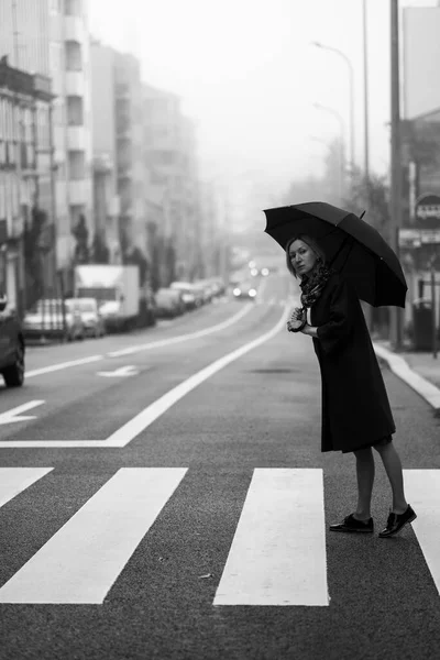 Kobieta Parasolem Stoi Przy Drodze Pochmurną Pogodę Czarno Białe Zdjęcie — Zdjęcie stockowe