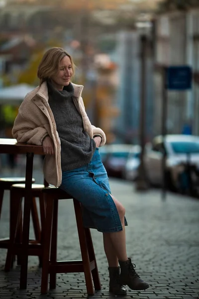 Žena Sedící Židli Před Kavárnou Chodníku Porto Portugalsko — Stock fotografie