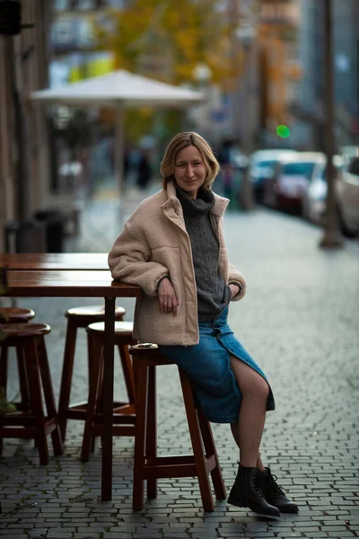 Žena Sedící Židli Před Kavárnou Chodníku Portugalsko — Stock fotografie