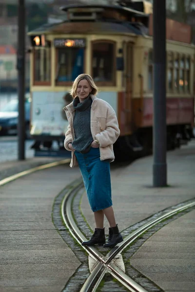 Eski Bir Tramvayın Yanında Duran Kadın Telifsiz Stok Imajlar