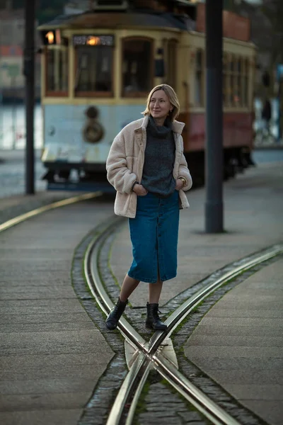 Eski Bir Tramvayın Yanında Poz Veren Bir Kadın — Stok fotoğraf
