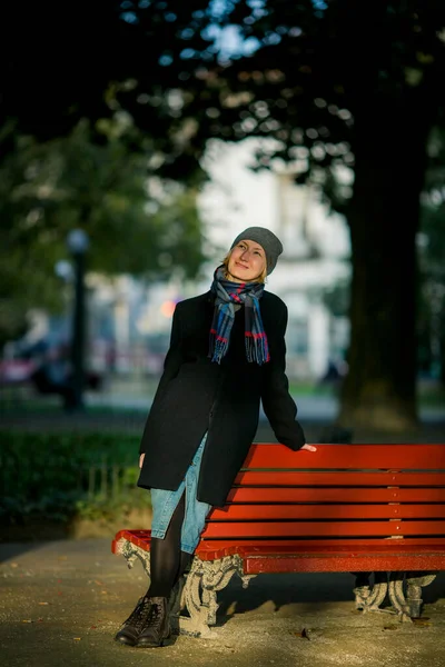 Žena Podzimním Kabátě Šále Čepici Útulném Parku — Stock fotografie