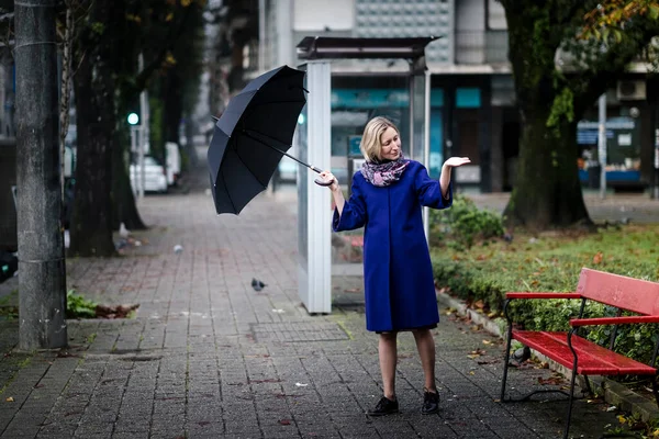 Een Vrouw Met Een Paraplu Straat Controleren Regen Stockfoto