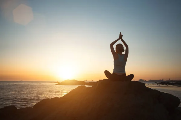Woman Does Yoga Lotus Pose Meditating Rocks Atlantic Sunset — Fotografia de Stock
