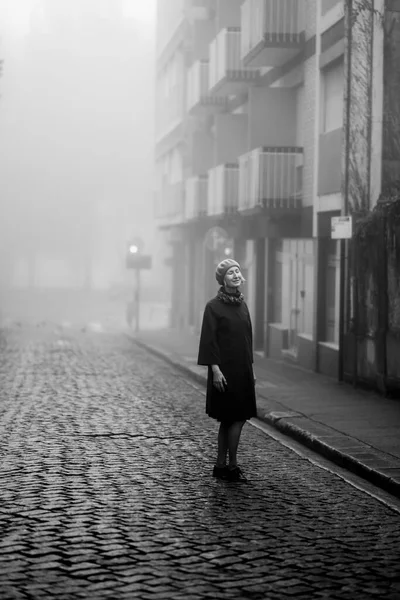 Женщина Наслаждается Пустынной Улице Густом Осеннем Тумане Черно Белое Фото Стоковое Фото