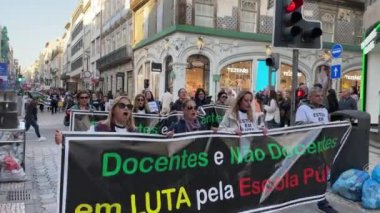 PORTO, PORTUGAL - MAR 4, 2023: Eðitim Birliði 'nin şehir merkezindeki protestosu sırasında katılımcılar.