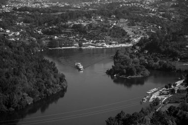 Portekiz, Douro nehri ve kırsal kesimin en üst manzarası. Siyah beyaz fotoğraf.