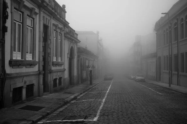 Uma Rua Manhã Nevoeiro Denso Porto Portugal Fotografia Preto Branco — Fotografia de Stock