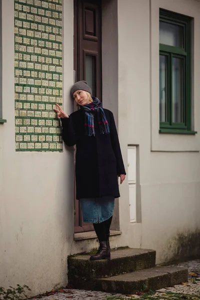 Kobieta Płaszczu Ganku Domu Pozuje Przy Drzwiach Portugalia — Zdjęcie stockowe