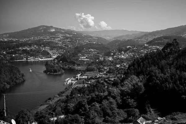 俯瞰多罗河和多罗山谷的乡村 黑白照片 — 图库照片