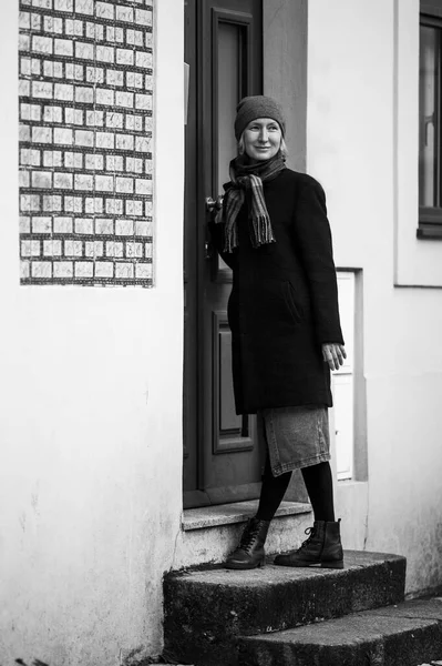 Женщина Стоящая Двери Дома Черно Белая Фотография — стоковое фото