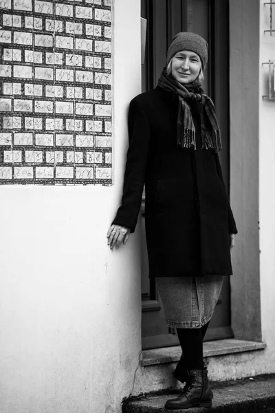 家のポーチに立っている女性 白黒写真 — ストック写真