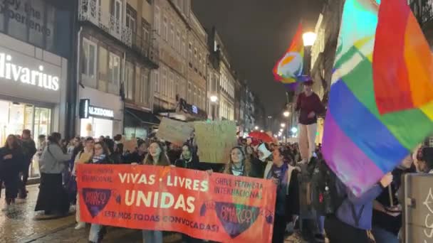 ポルトガル ポルト 2023年3月8日 国際女性デーに市内中心部で抗議行動が行われる スローガンが唱えられています セックスワークも仕事であり 他の人 — ストック動画