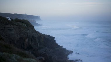 Portekiz, Sintra 'daki kayalıkların ve okyanus dalgalarının manzarası. 