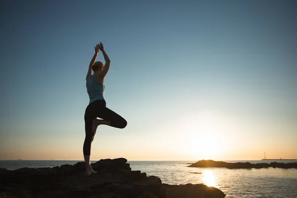 Silueta Yoga Para Mujer Orilla Del Atlántico Durante Una Increíble — Foto de Stock