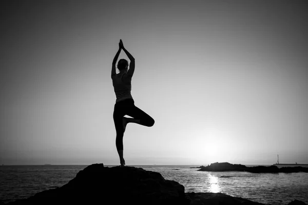 Yoga Yapan Kadın Atlantik Okyanusu Nun Kayalıklarında Meditasyon Yapıyor Siyah — Stok fotoğraf