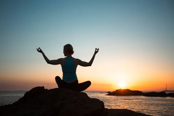 Yoga Yapan Kadın Silueti Inanılmaz Bir Günbatımında Okyanus Kıyısında — Stok fotoğraf