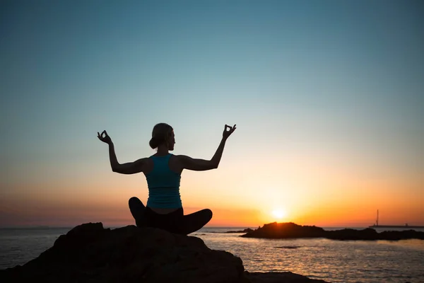 Silhuett Medelålders Yogakvinna Havet Solnedgången — Stockfoto