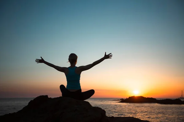 Donna Yoga Che Medita Sulle Rocce Dell Oceano Atlantico — Foto Stock