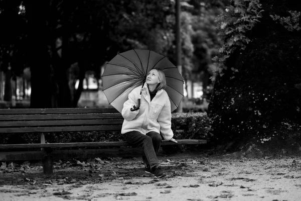 Μια Γυναίκα Κάθεται Ένα Παγκάκι Βροχερό Καιρό Ασπρόμαυρη Φωτογραφία — Φωτογραφία Αρχείου
