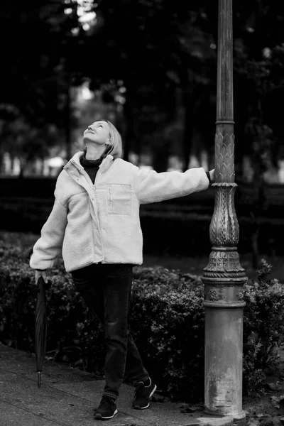 Μια Γυναίκα Που Στέκεται Ένα Φθινοπωρινό Πάρκο Ασπρόμαυρη Φωτογραφία — Φωτογραφία Αρχείου
