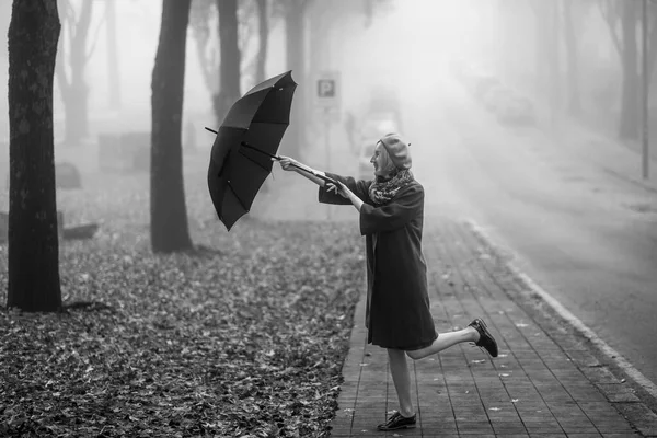 Žena Pózující Venku Deštníkem Mlhavého Počasí Černobílá Fotografie — Stock fotografie