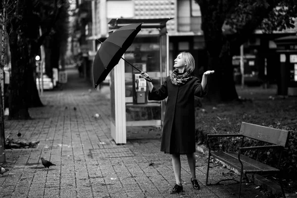 Uma Mulher Com Guarda Chuva Foto Preto Branco — Fotografia de Stock