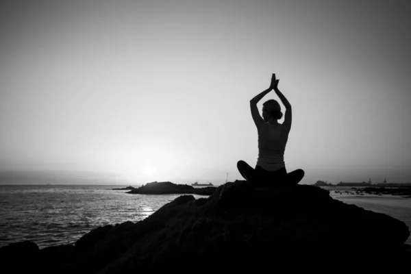 Silhouette Une Femme Pose Lotus Faisant Yoga Sur Front Mer — Photo