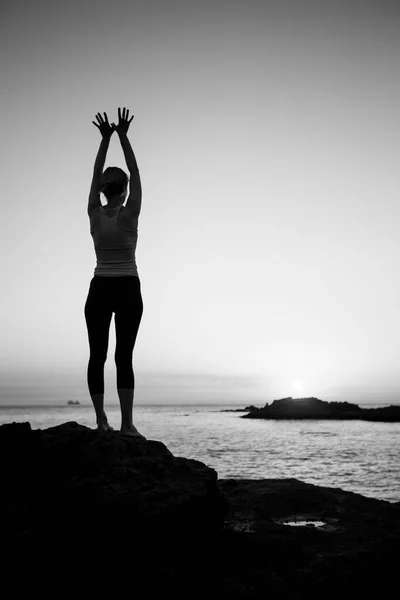 Bir Kadın Atlantik Okyanusu Nun Kayalıklarında Yoga Meditasyonu Yapıyor Siyah — Stok fotoğraf